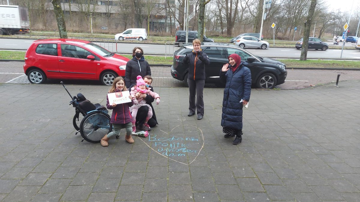 Vrijwilligers van Witboek zijn bij de Vreemdelingenpolitie in Amsterdam Slotervaart geweest met chocolade en een bosje bloemen. De Vreemdelingenpolitie heeft ons hartelijk bedankt voor de steunbetuiging.

#avondklokkerellen 
<a href="/KunstSamenleven/">Kunst v/h Samenleven</a> @Politie_Adam