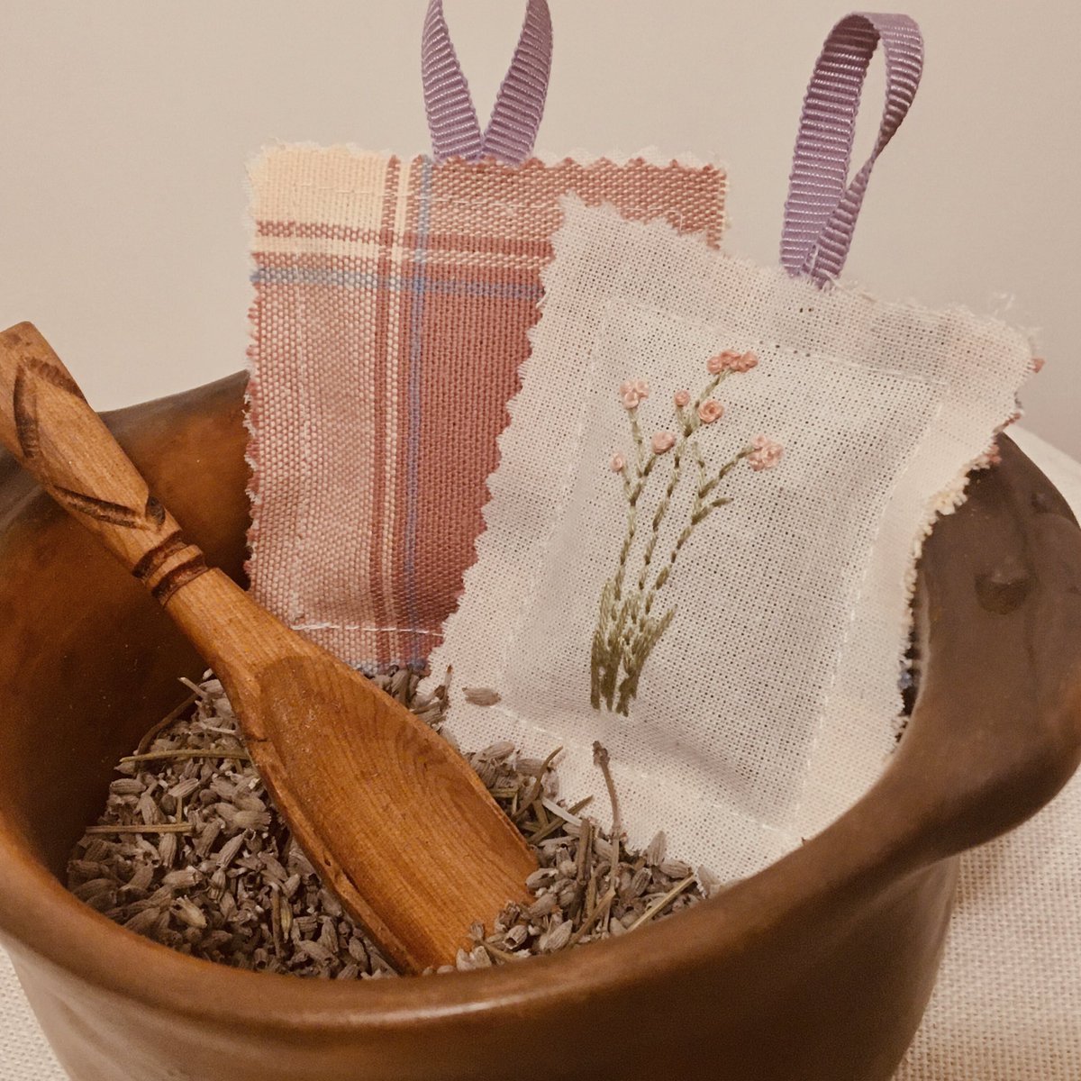 EBordar's tweet photo. 🌱En VENTA 💜
Saquitos aromáticos de lavanda.
Medida: 7x8 cm https://t.co/alPszfvoLw