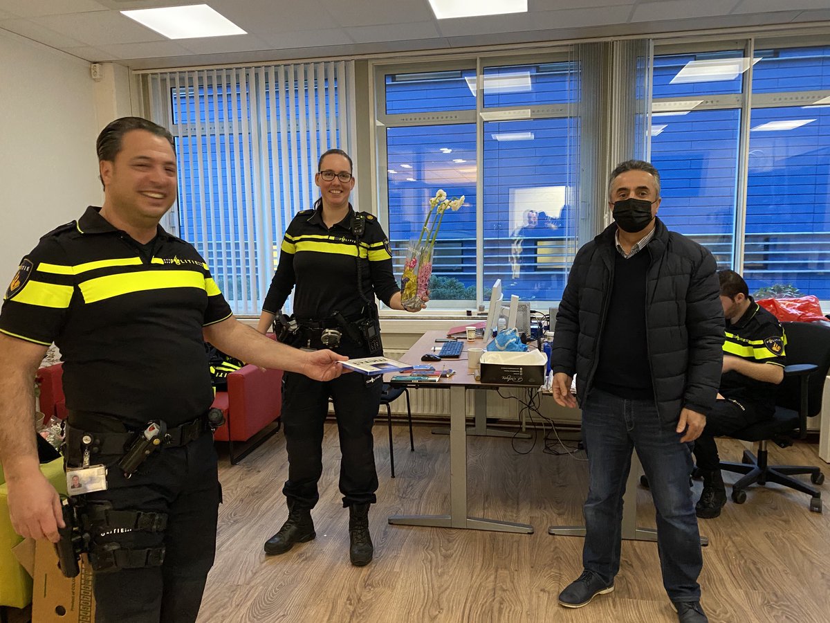 Een 2e bezoek vandaag door onze vrijwilligers aan het politiebureau in Amsterdam Meer en Vaart als steunbetuiging. De politiechef van Meer en Vaart heeft ons hartelijk bedankt voor het bezoek en de traktaties. Zeer waardevolle acties.

#avondklokkerellen <a href="/Politie/">Politie Nederland</a>