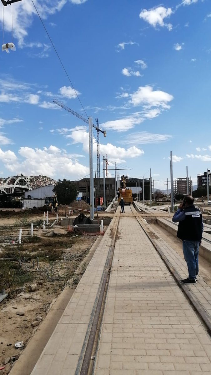MarceloGavira's tweet photo. @irecfer 
Trabajos de tendido del hilo de contacto del cantón nº 1 de la línea roja. Con el cual terminamos el tendido en toda la extensión de la Línea Roja.
Tren Metropolitano de Cochabamba.
https://t.co/l4JH5VtGPm https://t.co/lYGYkRUU4E