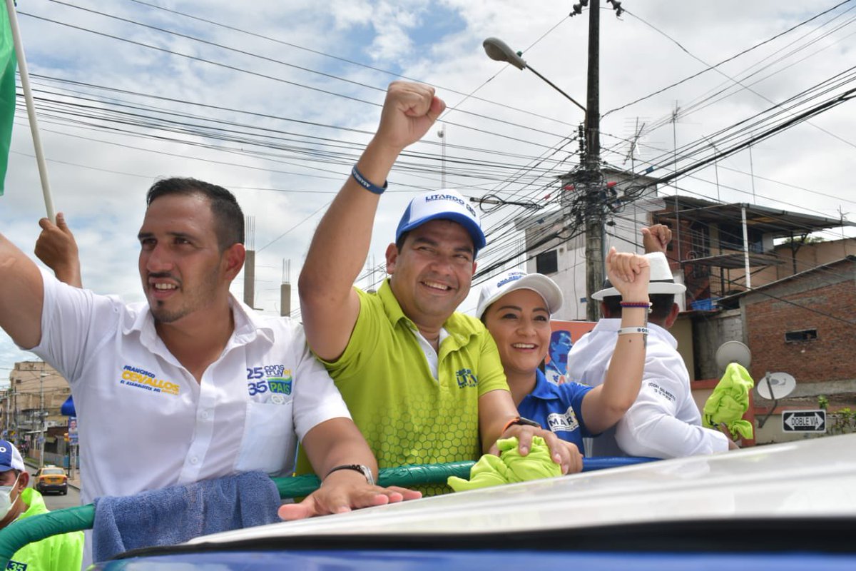 anitabelenmarin's tweet photo. Hoy en el Distrito 4 recorrimos y saludamos con nuestra Caravana de la Alegría 🎉🎊 a nuestros queridos hermanos milagreños 🍍🍍gracias por el apoyo a nuestra alianza #25-35!  En este distrito💪💙💚 @cesarlitardo @FA_Cevallos 

#ElLímiteLoPonesTú
#ElTrabajoContinúa
#VuelveLa35 https://t.co/G4Of6j7OAK