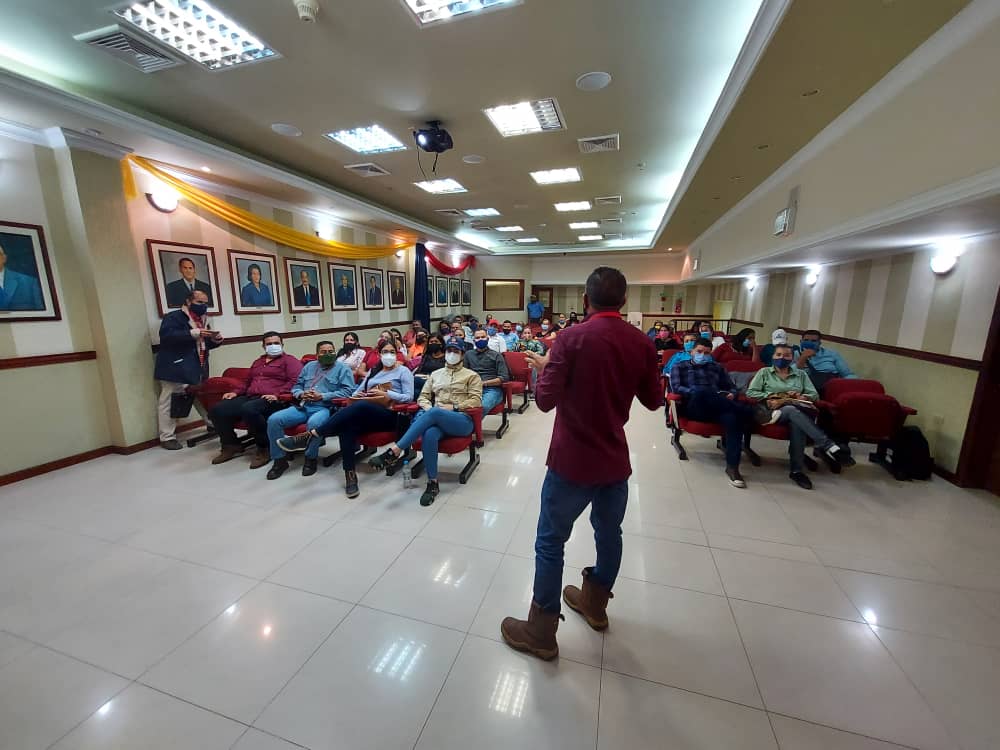 Gasmaca_ca's tweet photo. #VenezuelaSolidariaYHumanista Realizamos charla de prevención y manejo de cilindros a los líderes políticos y jefes del @ClapMonagas por parte del equipo de #Gasmaca y @pdvsa_gas
@NicolasMaduro @_LaAvanzadora @dcabellor @JacobGreyOfici1 https://t.co/X7O8Ylrg7i