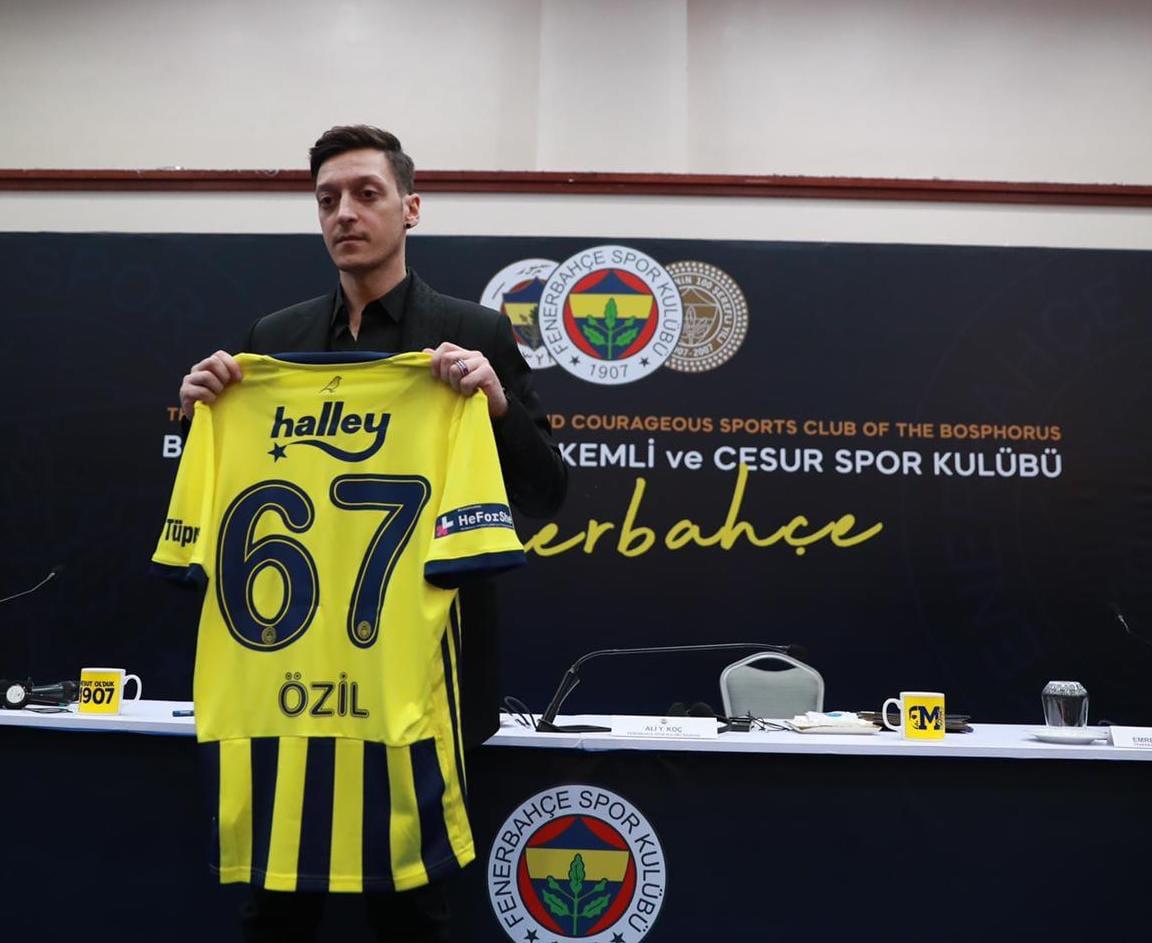 Bundan yaklaşık 20-25 sene kadar önce Gelsenkirchen sokaklarında sırtında 10 numara Jay Jay Okocha yazılı Fenerbahce forması ile futbol topunun peşinde aşkla koşan göçmen bir Türk çocuğuyken bugün çok şükür ki uzun yıllardır hayalini kurduğum bu formayı giyebilmek bana nasip oldu