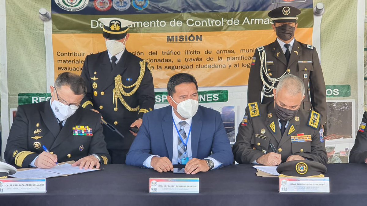 PoliciaEcuador's tweet photo. En este acto participó el #GraDFaustoSalinas, #DirSCOP, @GRodriguezSIHE, subsecretario de Orden Público del @MinGobiernoEc, representantes de las @FFAAECUADOR y de otras instituciones del Estado. https://t.co/fsFnqHiyO9