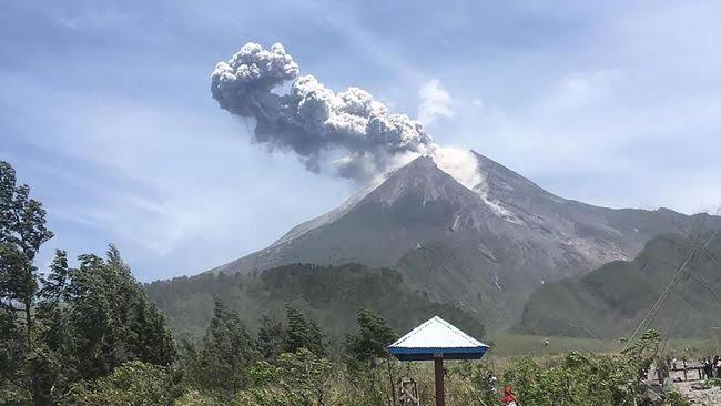 Riobara87's tweet photo. buat saudara-saudara yang  terletak dekat #merapi stay safe care .. https://t.co/WcFirRvAtv