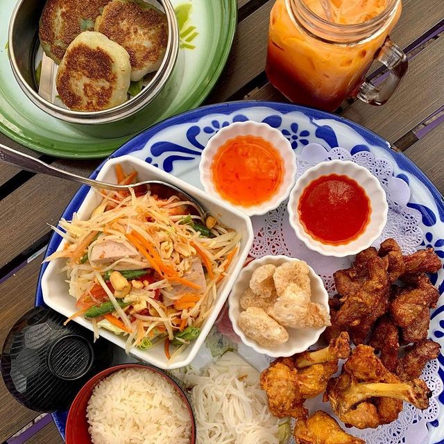 We already know what lunch looks like today 😏 From Khaosan Road on Giralda Avenue! #ExperienceCoralGables 📸: <a href="/foodandula/">Foodandula</a>