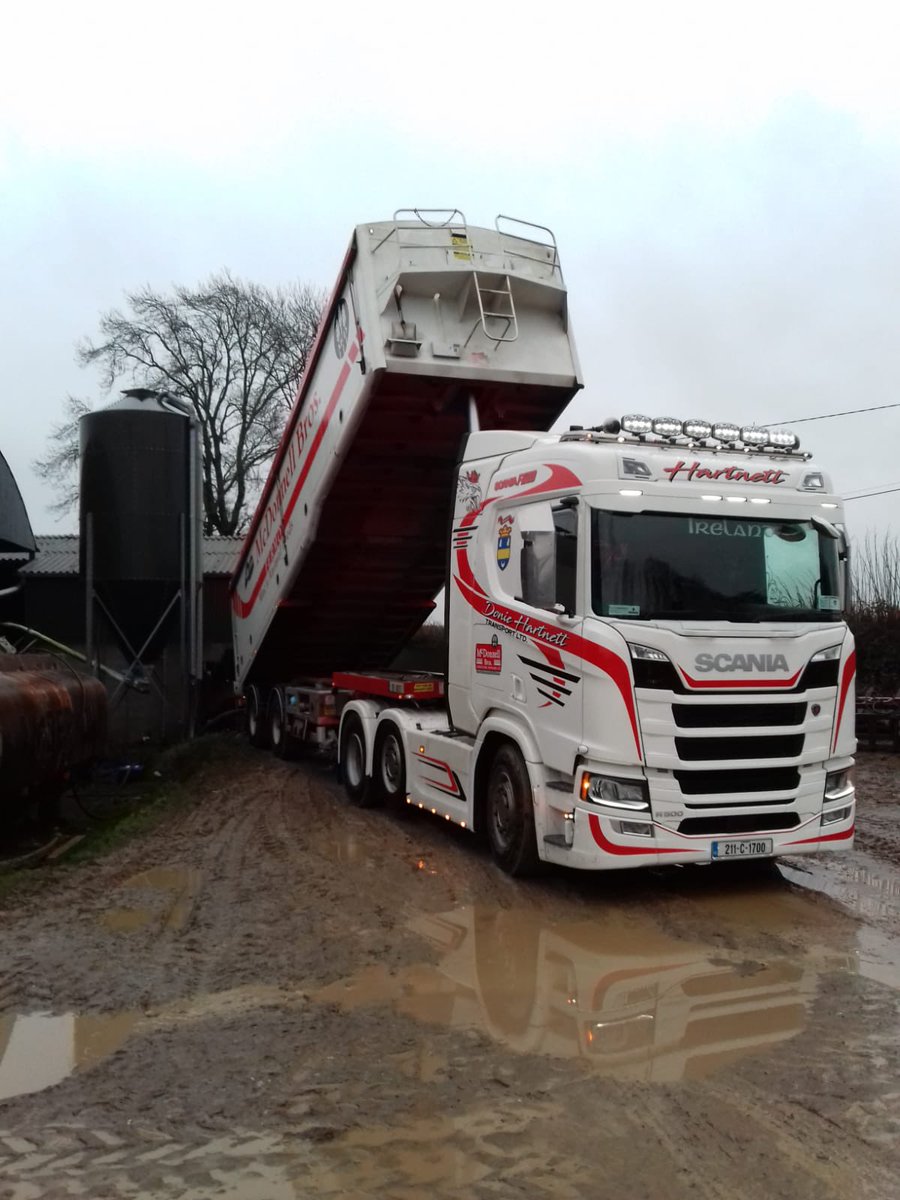 mcdonnellbros's tweet image. Donie Hartnett transport delivering his first load of Milk Excel high energy 18% protien dairy cube in his new 211 Scannia r500. Safe motoring Donie 🚚💨💨💨