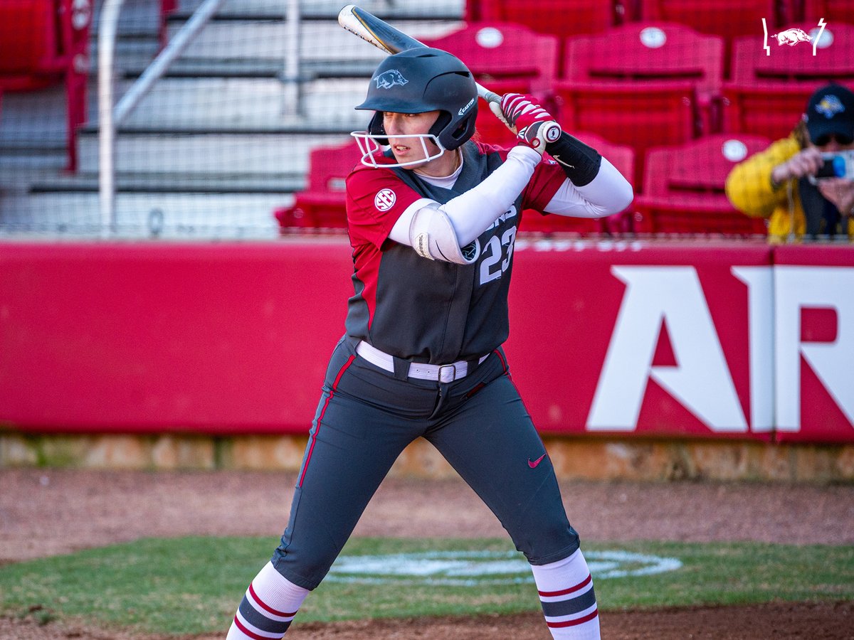 RazorbackSB's tweet image. .@McEwenHannah is @SoftbalAmerica's No. 9⃣ ranked junior in 𝐀𝐦𝐞𝐫𝐢𝐜𝐚 😤

🔗: bit.ly/3iPSsxQ