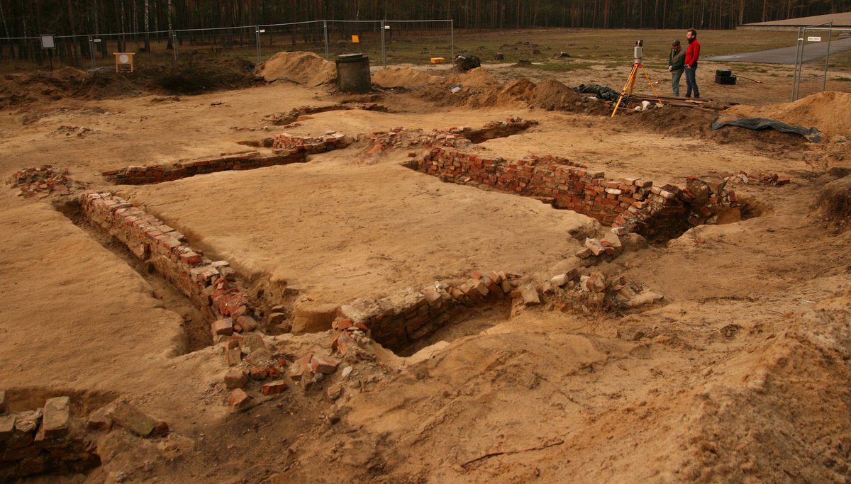 8/ >> The difference between  #FWW &  #SWW excavations is that excavations at extermination camps are much more sensitive due to the risk of encountering human remains. Therefore it is usually avoided. But, the excavation at Sobibor was of paramount importance. >>