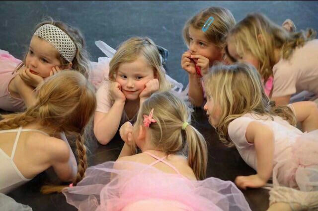 كثيرة هي الأرواح من حولنا
و قليلــة هي من تفهمنا 
ربما لا نحتاج إلى أرواح 
بـقدر حاجتنـا إلى أشخاص
لهم مشاعر و عقول تشبهنا 
أشخاص نسعد بـ تواجدنا معهم 
ويصعب التخلي عنهم  
كل شيءٍ معهم يأتي بـِنكهة البراءة 
و العفوية وَ الكثير لا يقال بل يُحس
و يشعروننـا بأننـا حقاً أحياء
💞💞💞