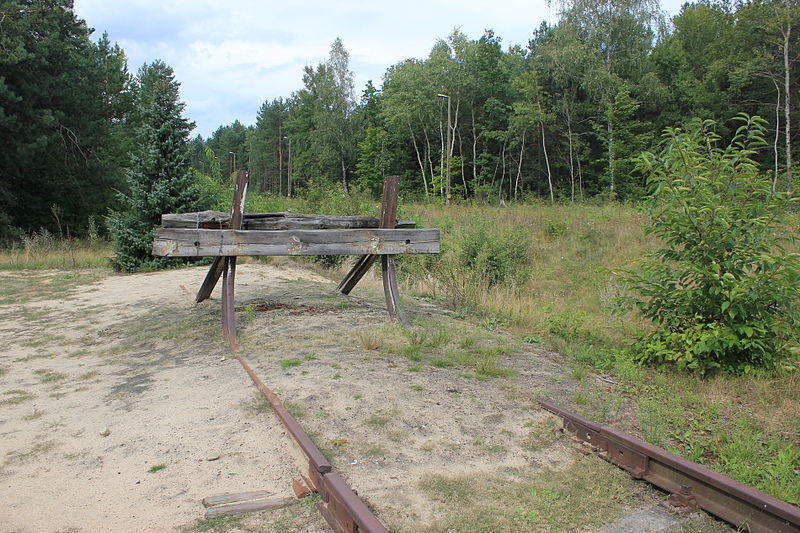 1/ Today, in  #Archaeology_Online, for  #HolocaustMemorialDay  , a different kind of  #thread in memory of 6 million who were murdered during the  #SWW Holocaust. Let's talk about an archeological excavation in an extermination camp, Sobibor. >> @nickfshort  @WW2girl1944  @nidgethompson