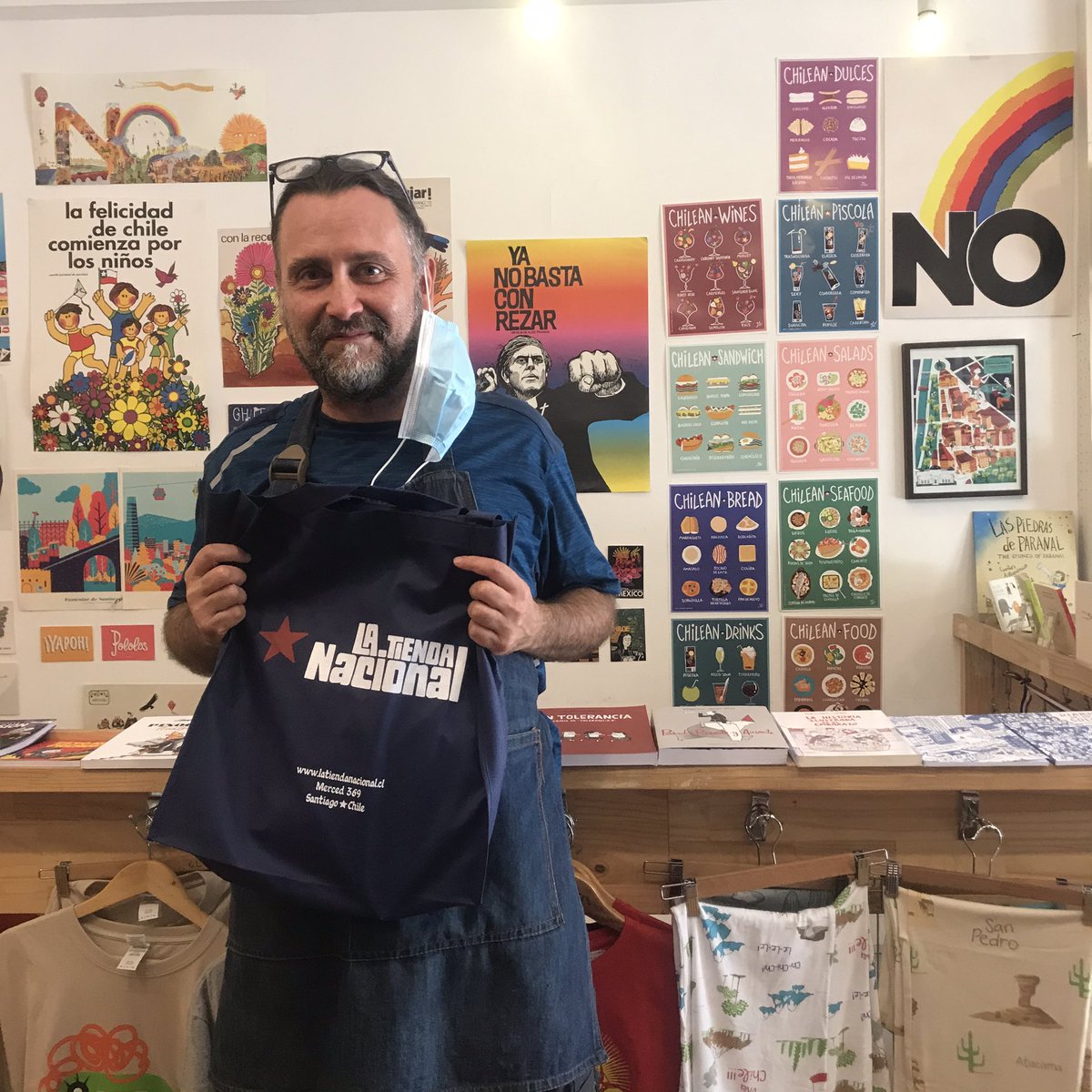 Aquí @tromben en #tuartistateatiende que aprovechó su pasada como vendedor LTN para llevarse algunas obras de sus colegas escritores!