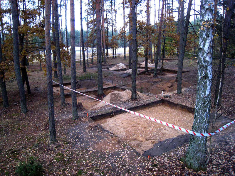 5/ >> In 2008, an archeological excavation began at Sobibor, led by Israeli archaeologist Yoram Chimi.Aerial photographs helped find the gas chambers area & the excavation focused there. Chimi used regular archeological excavation methods in Sobibor. >>* The excavation area.