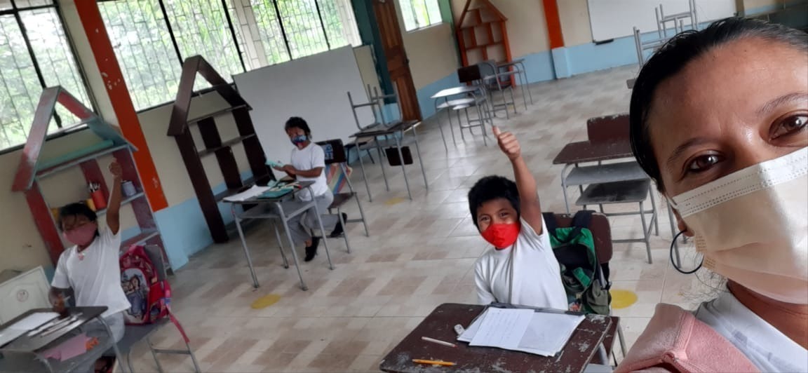 EducacionZ6_Ec's tweet photo. Docente de la E.E.B. “27 de Febrero”del Distrito 14d03 en la comunidad Cusumi, parroquia Huambi, dictó tutoriales a sus estudiantes los días 25 y 26 con el objetivo de alcanzar un aprendizaje significativo, se cumplió protocolos de bioseguridad y distanciamiento. #SíALaEducación https://t.co/GuHMyXJrJu