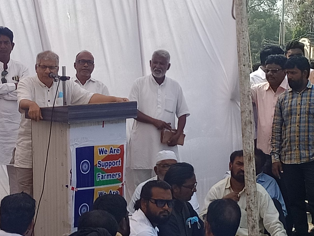 Prksh_Ambedkar's tweet photo. आज अकोल्यातील किसन बाग आंदोलनात भाग घेतला. शेतकरी आंदोलनाला पाठिंबा देण्यासाठी मुस्लिम समाजाच्या नेतृत्वात हे आंदोलन राज्यभर पार पडलं. CAAविरोधात हिंदू, शीख मुस्लिमांबरोबर होते पण, शेतकरी आंदोलनाला मुस्लिम समाज साथ देत नाही, या RSSच्या खोडसाळ प्रचाराला या निमित्त चपराक मिळाली. https://t.co/aytEer8ntK
