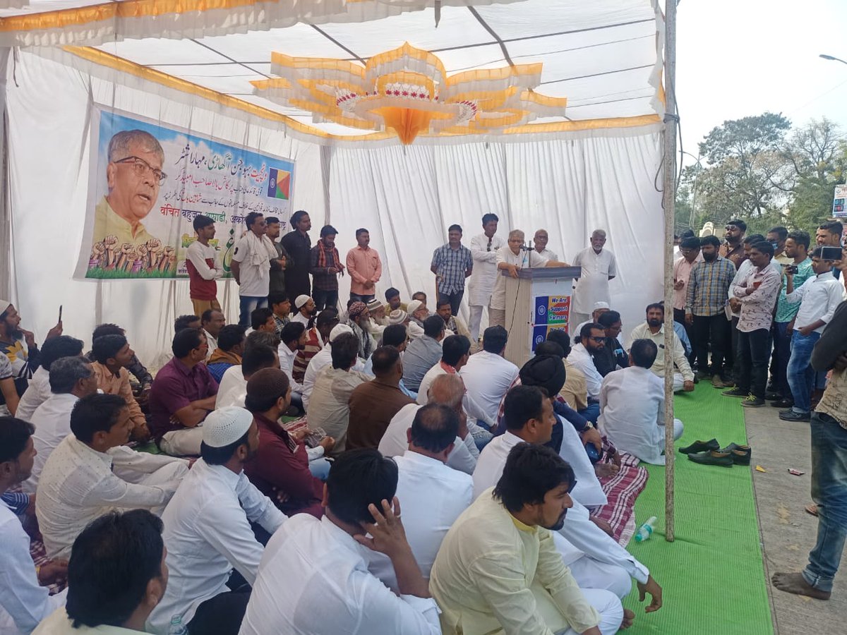 Prksh_Ambedkar's tweet photo. आज अकोल्यातील किसन बाग आंदोलनात भाग घेतला. शेतकरी आंदोलनाला पाठिंबा देण्यासाठी मुस्लिम समाजाच्या नेतृत्वात हे आंदोलन राज्यभर पार पडलं. CAAविरोधात हिंदू, शीख मुस्लिमांबरोबर होते पण, शेतकरी आंदोलनाला मुस्लिम समाज साथ देत नाही, या RSSच्या खोडसाळ प्रचाराला या निमित्त चपराक मिळाली. https://t.co/aytEer8ntK
