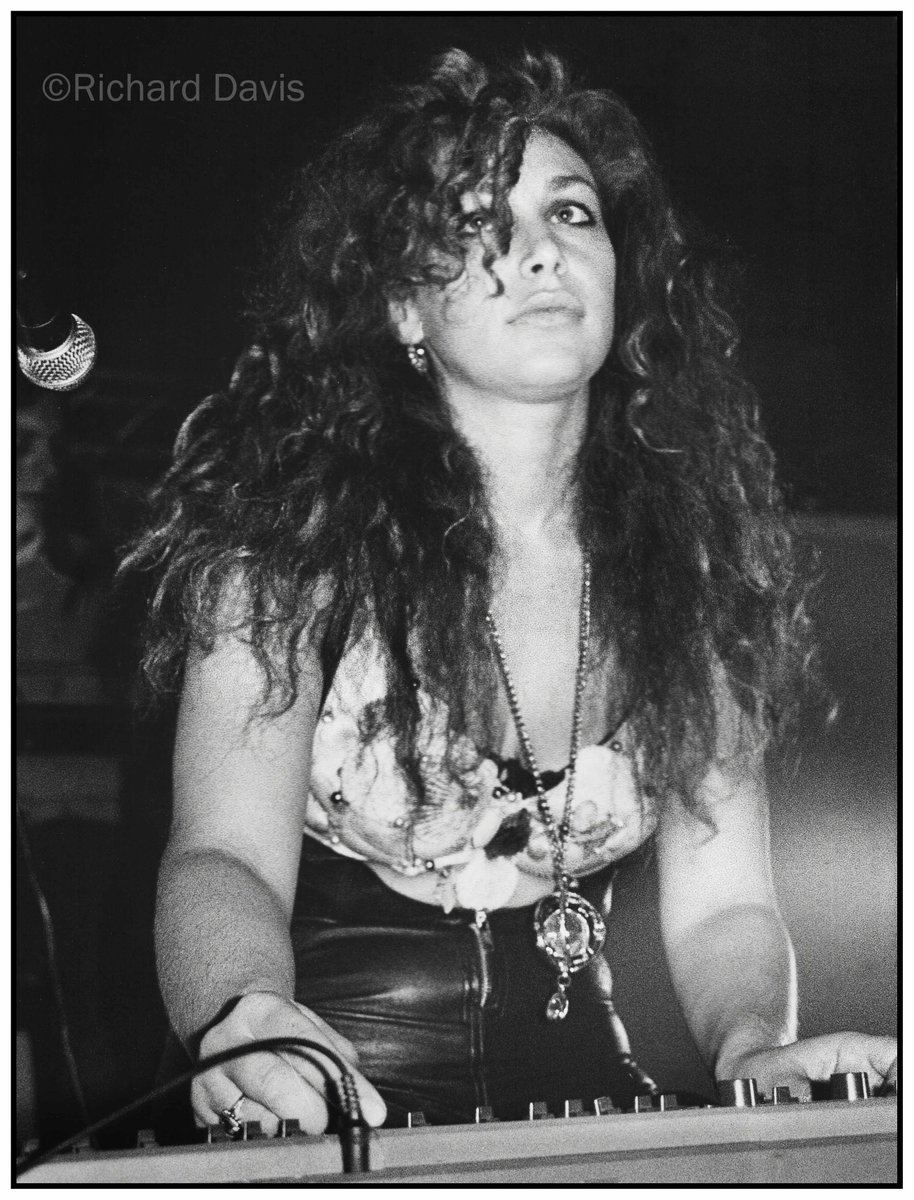 WiredDavis's tweet photo. Manchester's best band during 1990/91 - WORLD OF TWIST - should of been massive! #worldoftwist #tonyogden #MCshells #manchestermusic #circarecords #qualitystreet #photography #missinglivemusic https://t.co/KtFqXkf1xJ