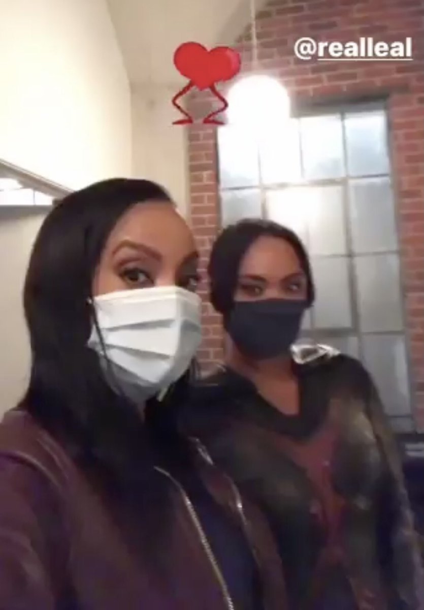 with M’gann suited up alongside her. Kelly has also been spotted in pants & a jacket - a far cry from the tight skirts & dresses from S5, & much closer to S4. We know Kelly has been on set a lot when everyone else is, plus filming at times with Chyler - so dare we hope that Kelly