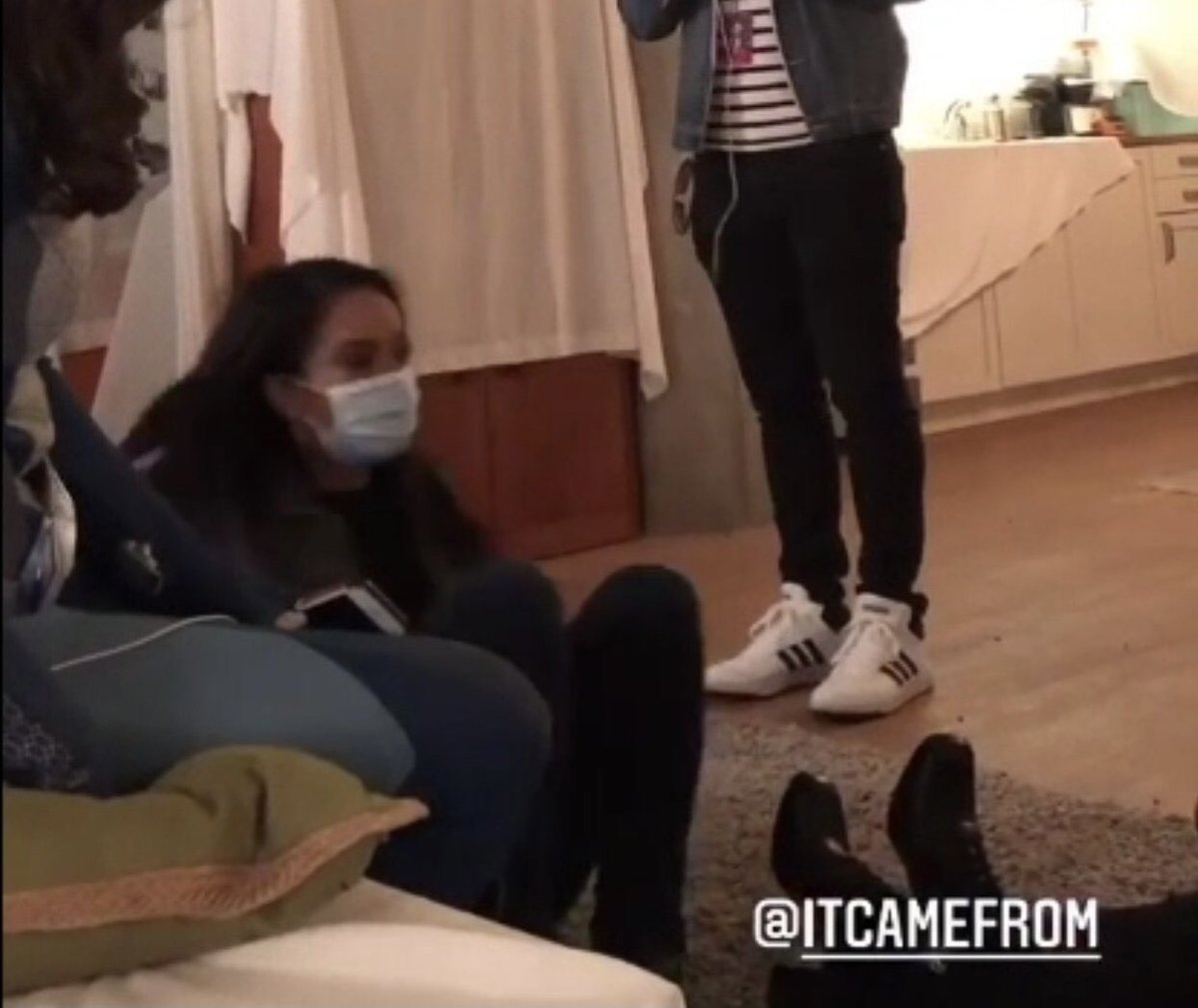 with M’gann suited up alongside her. Kelly has also been spotted in pants & a jacket - a far cry from the tight skirts & dresses from S5, & much closer to S4. We know Kelly has been on set a lot when everyone else is, plus filming at times with Chyler - so dare we hope that Kelly