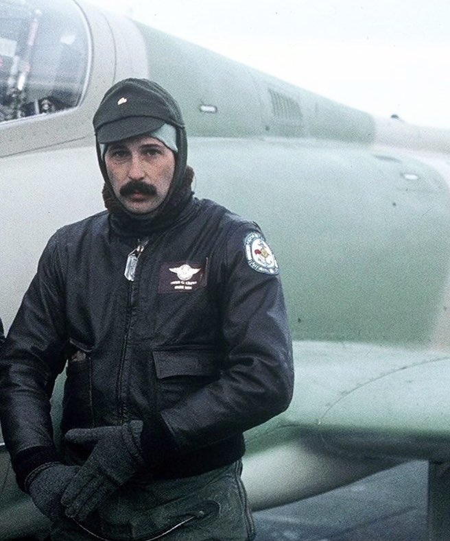 En solitario, con un avión de entrenamiento y sin tener órdenes para hacerlo, Owen Crippa atacó a 14 buques de guerra ingleses en el Estrecho de San Carlos, averiando a la fragata misilística Argonaut. Hoy Owen cumple 70 años. #Malvinas