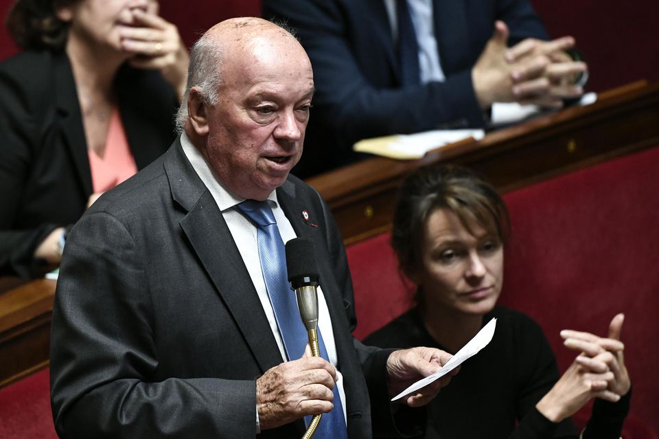 10/ Mais il n'y a pas que l'argent. Jean-Pierre Door  @doorjean, député et Maire, cardiologue (en plus), dit en commission d'enquête (en plus), à Olivier Veran  @olivierveran : "On a des certificats de décès que j'ai pu constater dans la mairie à laquelle j'appartiens, .../