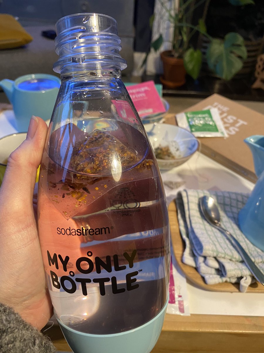InteriorsCarly's tweet photo. As a Malawi kid who grew up playing in the tea fields this is all great! 🌱🍃Mao Feng is beautiful 🫖And then you give me a Lychee cold brew!! Heaven! @teapigs @WiP_SW TEA TASTING! 🫖 @HeleneMobius @rachelj_bell @ArchiRidge #teaschool thanks Andy & Leonie! https://t.co/62cmSAtunw