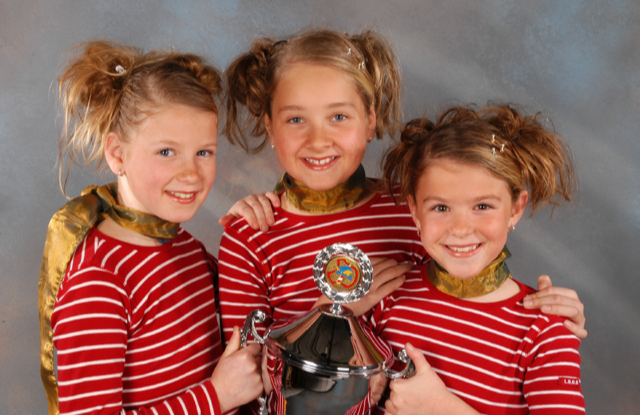 KVLLimburg's tweet photo. TERUGBLIK 2004 🎵 De Foemeleerkes - Kingercarnaval

"Ja Kloone en Indiane
Die danse en zinge saame
Mit Cowboys en Dansmarieches
Mit KingerCarnaval"

Zo ging het refrein van Kingercarnaval van De Foemeleerkes; de winnaars van het KVL in 2004! ❤️💛💚 https://t.co/SAoPm17N9W