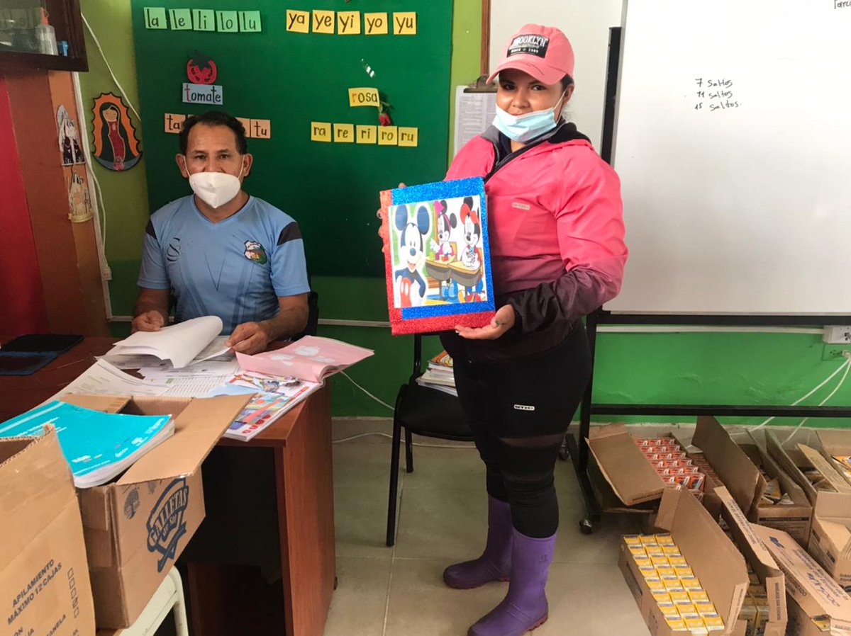 EducacionZ6_Ec's tweet photo. Docentes y padres de familia  de la Escuela de Educación Básica Sangay del Distrito 14d02 del cantón Palora, que no cuentan con conectividad, concurrieron a la I.E. para hacer la entrega – recepción del portafolio, se cumplió con todas las medidas de bioseguridad. #SíALaEducación https://t.co/qBfNPLC6bI