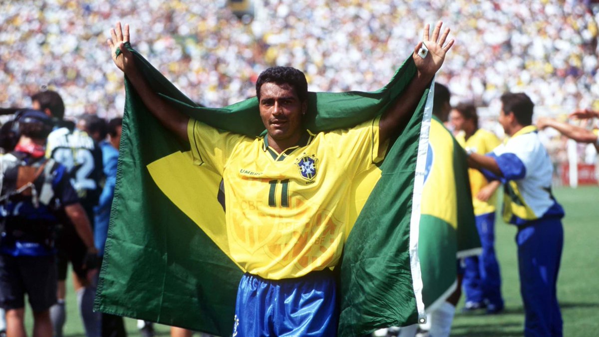 Romario745 + 157 = 902Gerd Muller615 + 165 = 780Cruyff403 + 353 = 756Ibrahimovic542 + 203/207 = 745/ 749*Suarez 478 + 268 = 746*Di Stefano417 + 271 = 688**Henry414 + 251 = 665