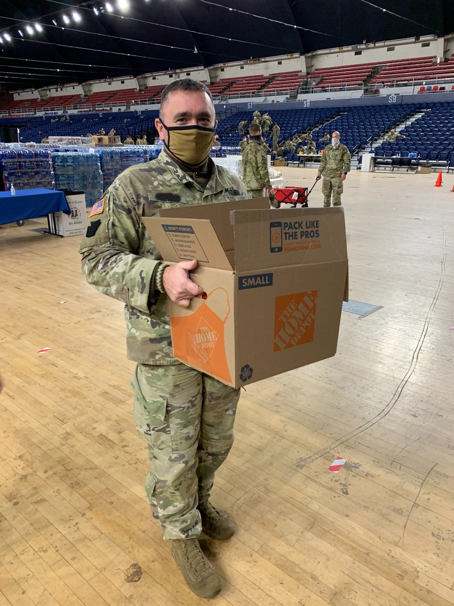 USOMetroDC's tweet photo. Our incredible partners showed up in a BIG way by donating hundreds of thousands of dollars worth of care package items we delivered directly to the front lines. TY @HomeDepotGR for hand warmers, @MisterBeeChips for tasty chips, and @rirvinefound for @FitCrunchBars, to name a few https://t.co/dln7UxuHNG