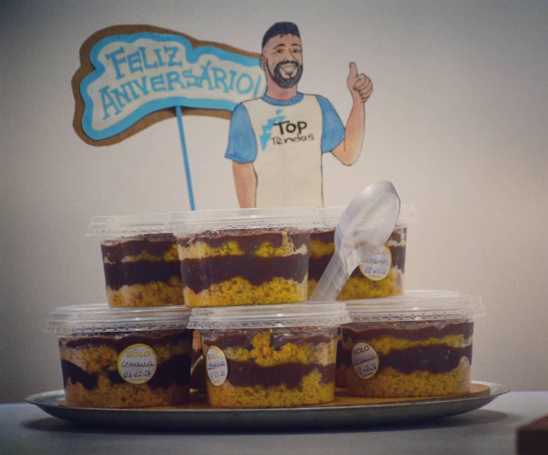 Fabiilustra's tweet photo. Se é dia de celebração, não pode faltar o topo de bolo personalizado 🎂🙈🖌️🎨 #topodebolo #bolopersonalizado #topodebolopersonalizado #caricatura #felizaniversario #toptendas https://t.co/EN0UU4T161