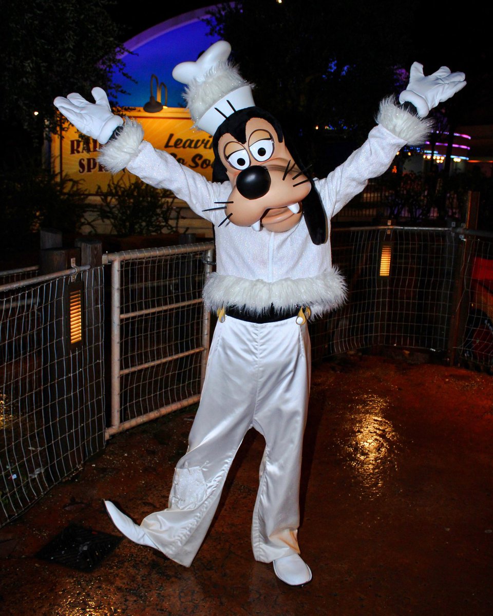 CharactersPBlog's tweet photo. Goofy is always ready for a play date in the snow with Max! ..and if there’s no snow on the forecast, he’ll simply dress all in white and goof around. Best dad award! ❄️✨

#DisneyVIP #winterwear #winter #coldday #disneylandparis #winterthrowback #snowday #weekendvibes #goofy https://t.co/n7VOCJHlOz