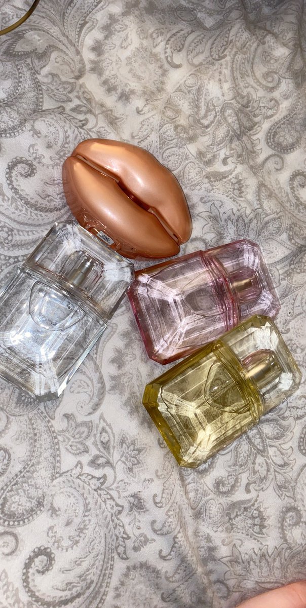 aimeekellyxoxo's tweet photo. @KimKardashian think we need to talk you’ve got me obsessed... @KKWFRAGRANCE #KKWHEARTS #KimKardashian https://t.co/dJwR3ePyHG