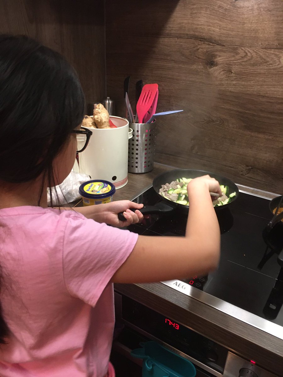 veronica_vania's tweet photo. My kid has cooked for #dinner today 👏🏻 #cook #cooking #family #food #foodies #foodporn #kid 🥒👧🏻 #kidcooking #mykidcooks https://t.co/r1PRzW1QhW