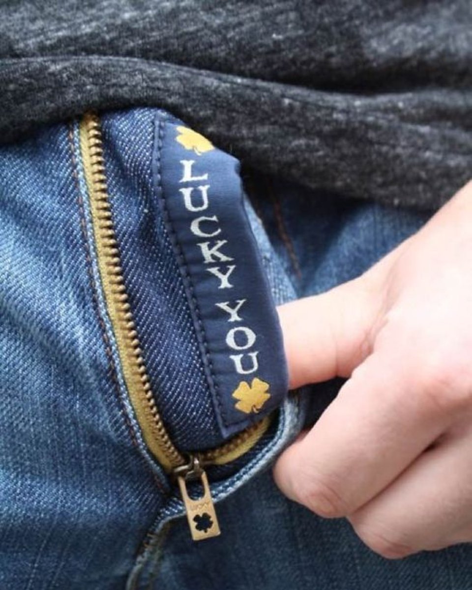 ширинка на джинсах. ширинка на штанах. расстегнутая ширинка. мужские джинсы ширинка. парень застегивает ширинку.