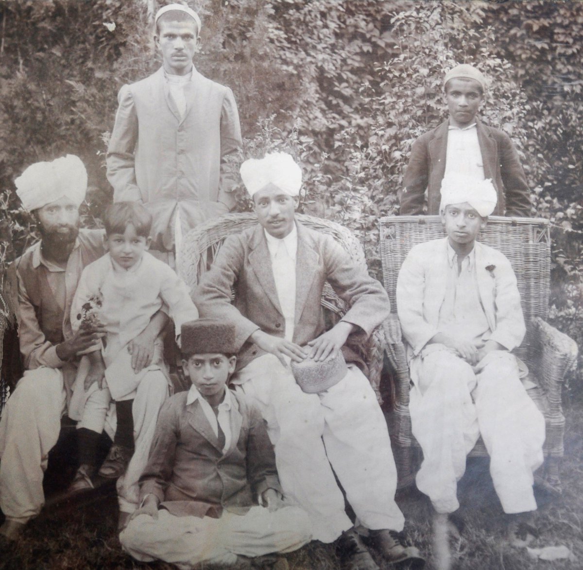 6. This is a pic from 1918 of my great grandfather Hakim Muhammad Ali (d. 1933) with his sons & the double breasted court is now replaced with a sadr modelled on a waistcoat or a coat. Also his youngest son can be seen wearing a white achkan.