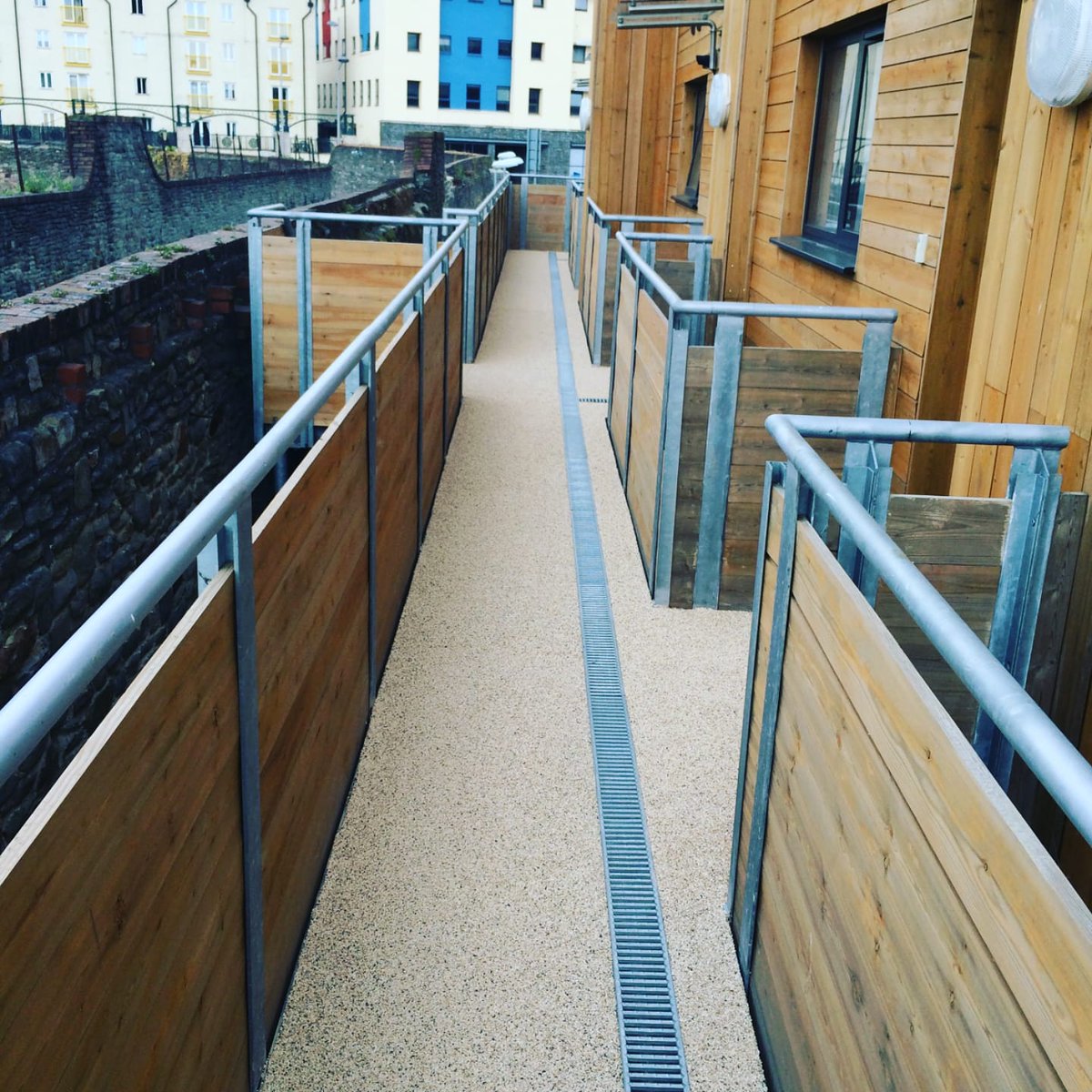 Resin bonded stone waterproofing non slip job in Bristol.
#resin #resinbonded #resinbondedgravel #resinbound #balcony #waterproofing #nonslip #walkway #appartment #bristolharbour #bristol #northsomerset #surebondsurfaceduk #surebondsurfaces #surebondresin
