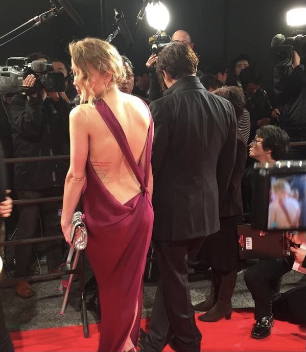 On that same tripAmber claims that he shoved, slapped, grabbed her hair, muscled her to the floor & knelt on her backDespite a supposed beating, she has no bruises & looks bloody smugBut he is the one who looks beaten down, withdrawn & miserable SHE was the Chupacabra