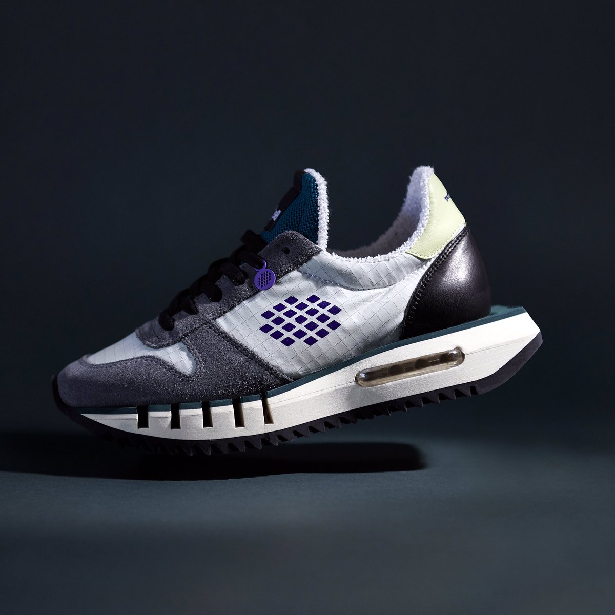 bepositive_it's tweet photo. Cyber Run Lum donna

_______________

#cyberrunlum #sneakers #snerekshaed #bepositive #attitude #snikersaddict #luxuryshoe #FW20 #unconventional https://t.co/A3liyzbb0h
