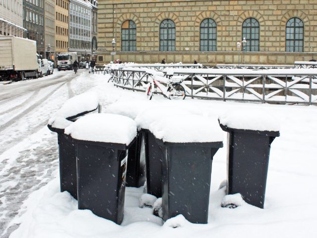 muenchen's tweet photo. Neben wunderschönen Bildern machen sich die #Schneemassen auch auf den Straßen bemerkbar. Hier gibt's Infos zur #Müllabfuhr, dem #Winterdienst und möglichen Verzögerungen durch Schnee und Eis: https://t.co/JF2YBRYd0o 
#München #Schnee https://t.co/JytxhFVtgM