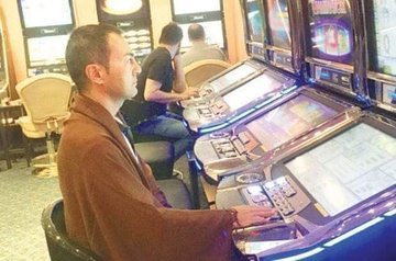 portovecchiaaa's tweet photo. Serdar Ortaç devlet bankasına kredi taksidini ödüyor https://t.co/ANRhLp9khI