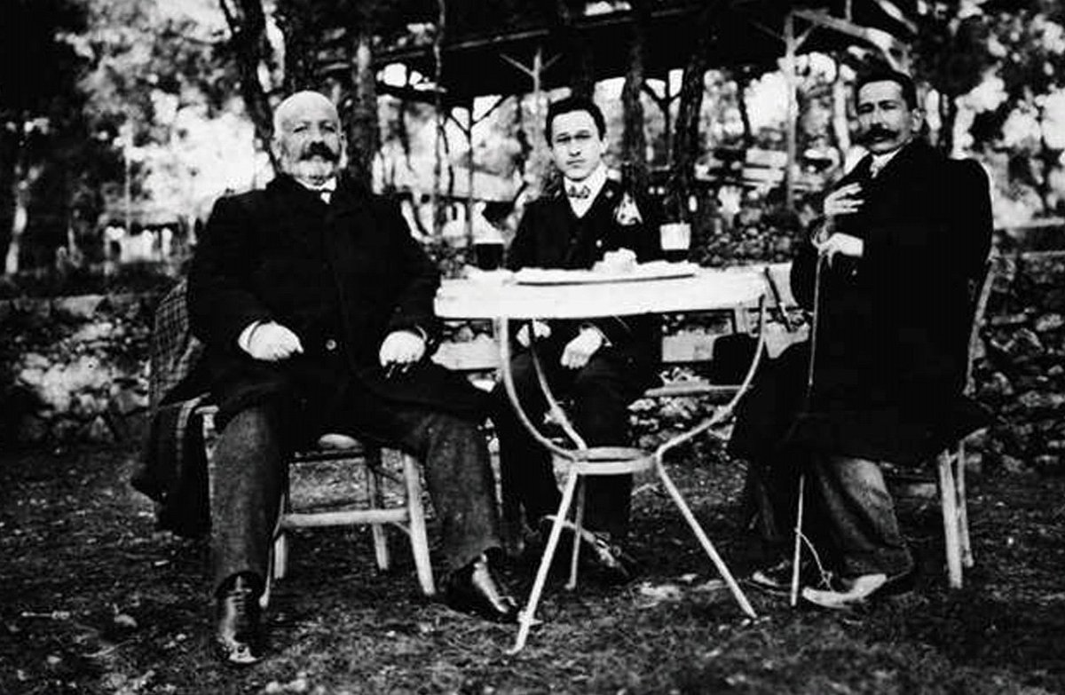 Drinkers in Istanbul beer gardens circa 1900s.