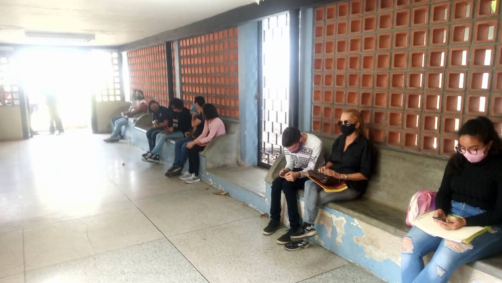 Jornada en FACYT-UC recibiendo los documentos del nuevo ingreso. Gracias a todos los que lo hicieron posible a pesar de los avatares. Bienvenidos jóvenes a su casa universitaria. <a href="/DecanoFacyt/">Jose Marcano</a> <a href="/LarMarkov/">Luis Angel</a> <a href="/anlopez312/">Angel</a> <a href="/cefacytuc/">Centro de Estudiantes de la FACYT</a>