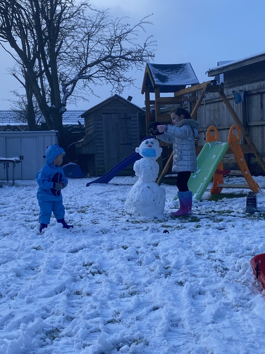 rhian_bailey's tweet photo. Summer-rose playing with her brother in the snow and summer doing meet with her class and doing her work 😊 @MsJonesYBS https://t.co/OcXFlfzMZ6