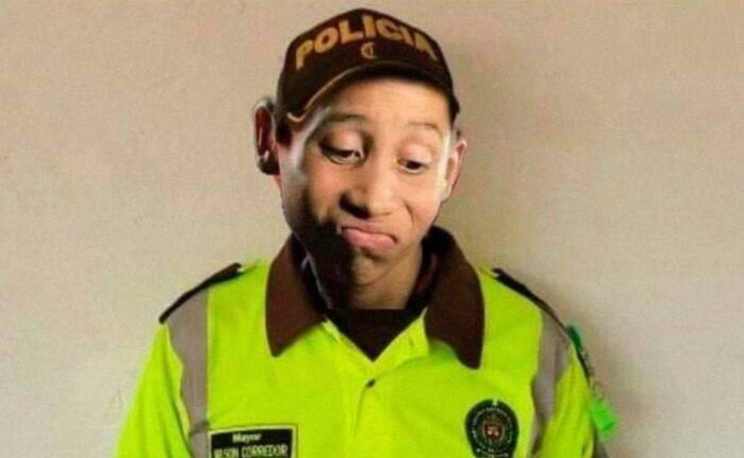 Bastard_13_'s tweet photo. El policía cuando le muestras todos los papeles al día. https://t.co/ifW0nhLPPC