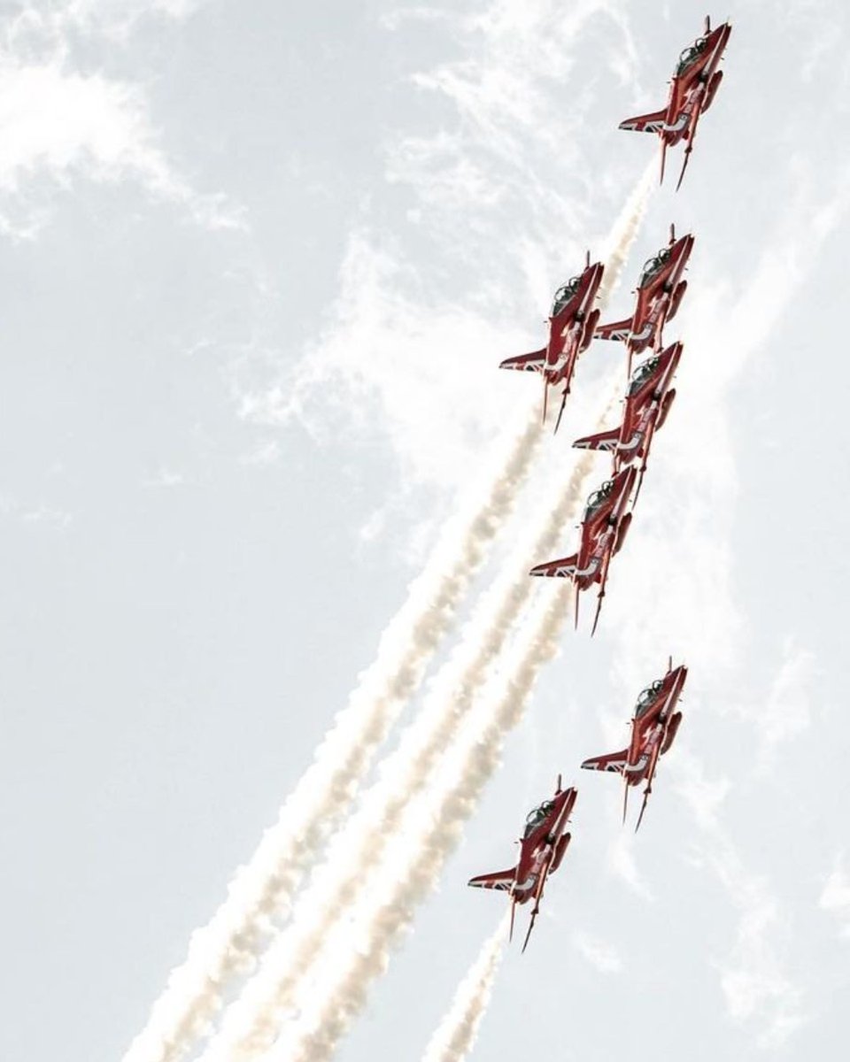 airforcegifts's tweet photo. Great photo from Geoff Gabriel of the Red Arrows at the Canadian International Air Show!
What air show are you most looking forward to going to?
📷- @ggabrielphoto
#redarrows #aviationphotography #royalairforce #aviation #theredarrows #rafredarrows #thereds #redarrowspilot https://t.co/lcvDfrGsi8