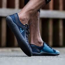 SuffernPodiatry's tweet photo. People with #knee #arthritis have less pain wearing a stable supportive #shoe like a #Newbalance 624 versus a flexible one like Vivobarefoot Primus Lite a new study says. 164 men with knee arthritis reported on knee pain and swelling and other symptoms. https://t.co/p4Hyw33xiR https://t.co/uGJG5j1eI6