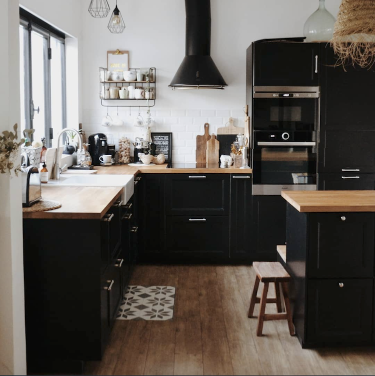 Out with the old. In with the new. Black may be the new white for kitchens and bathrooms in 2021. Black indoor windows are also becoming more and more popular. What are your thoughts? ❔❓❔