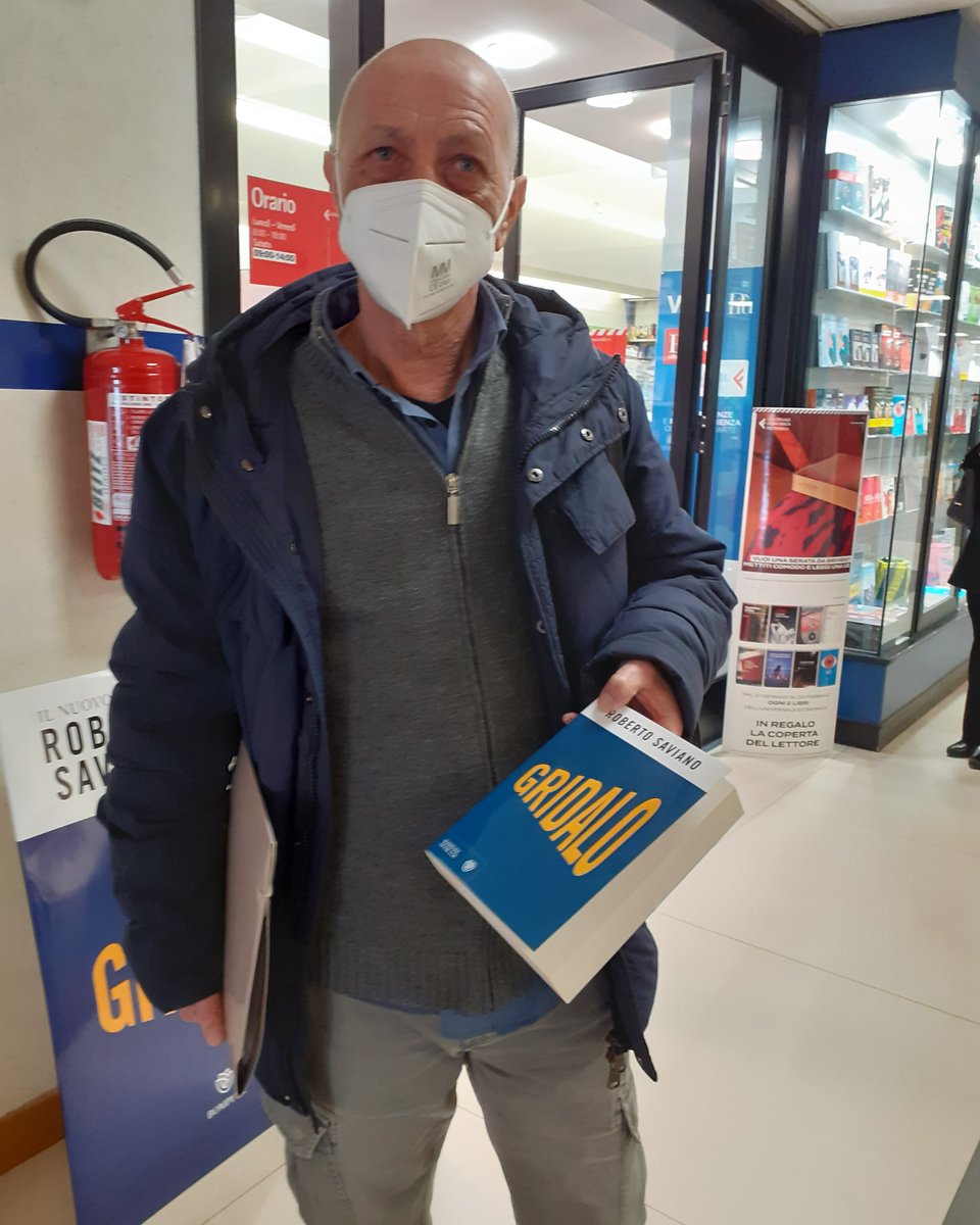 PaoloValguarne1's tweet photo. Shopping #letterario al #Gemelli
#RobertoSaviano #gridalo #policlinicogemelli #diritti #maipiu #27gennaio https://t.co/ElnrTXMrak