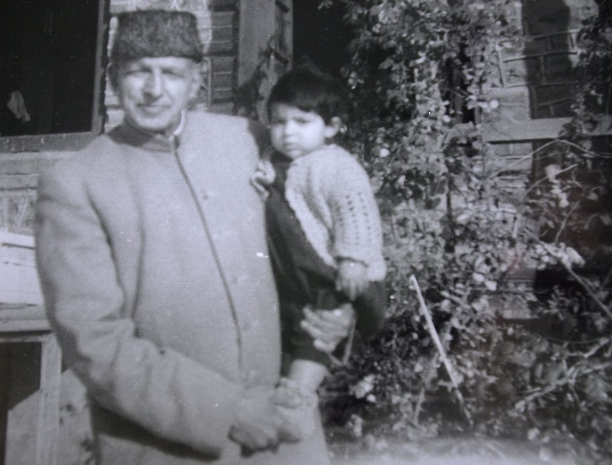 12. To end sharing a pic of my grandfather Hakim Ghulam Safdar (d.1974) & his brothers Hakim Ali & Hakim Murtaza (d. 1957) somewhere in late 1920's in an attire which had nothing Muslim or Kashmiri about it barring a single turban. Thanks to  @Qazelbash,  @smkadri & Zainab.